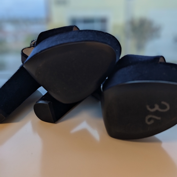 Nine West Velvet Platforms - Picture 5 of 5